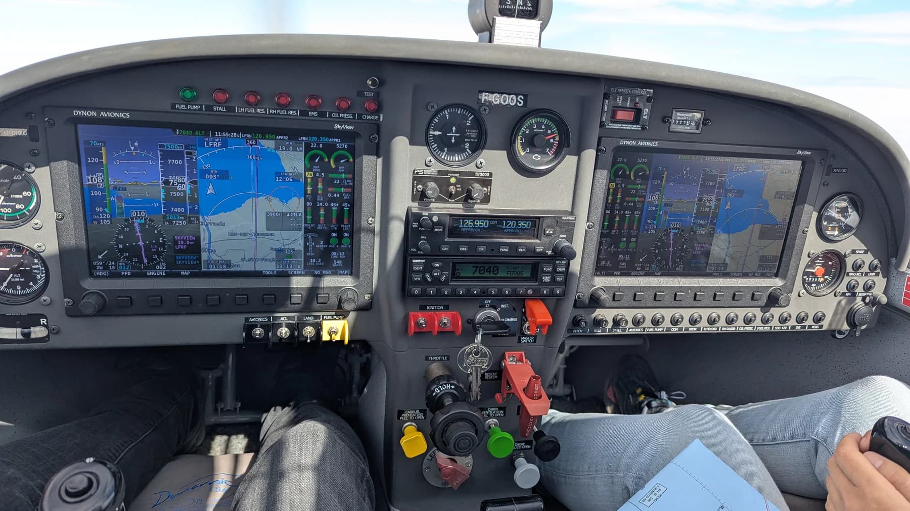 Cockpit du WT9 avec écrans Dynon SkyView