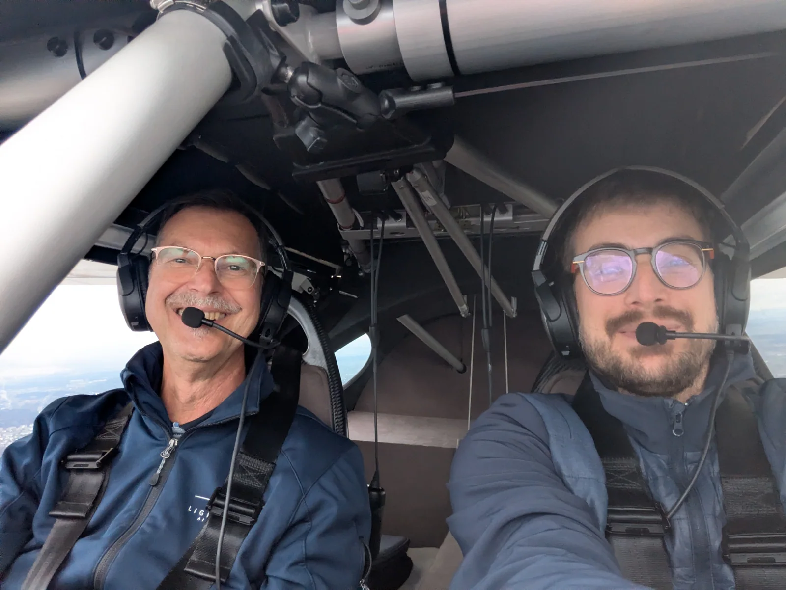 Deux personnes équipées de casques de vol à bord du Lightwing AC4