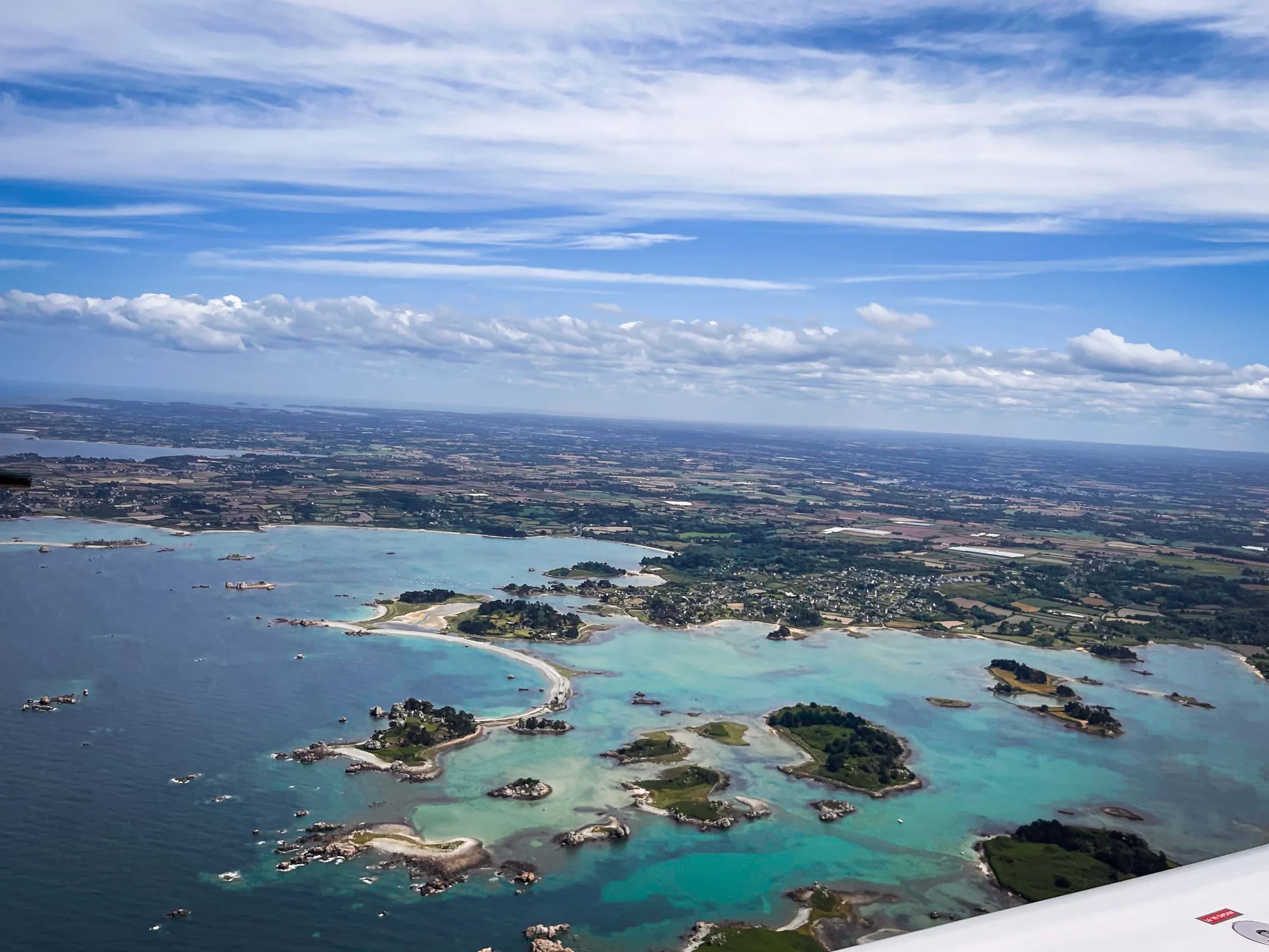 Îlots et eaux turquoise de la côte bretonne vus depuis le WT9