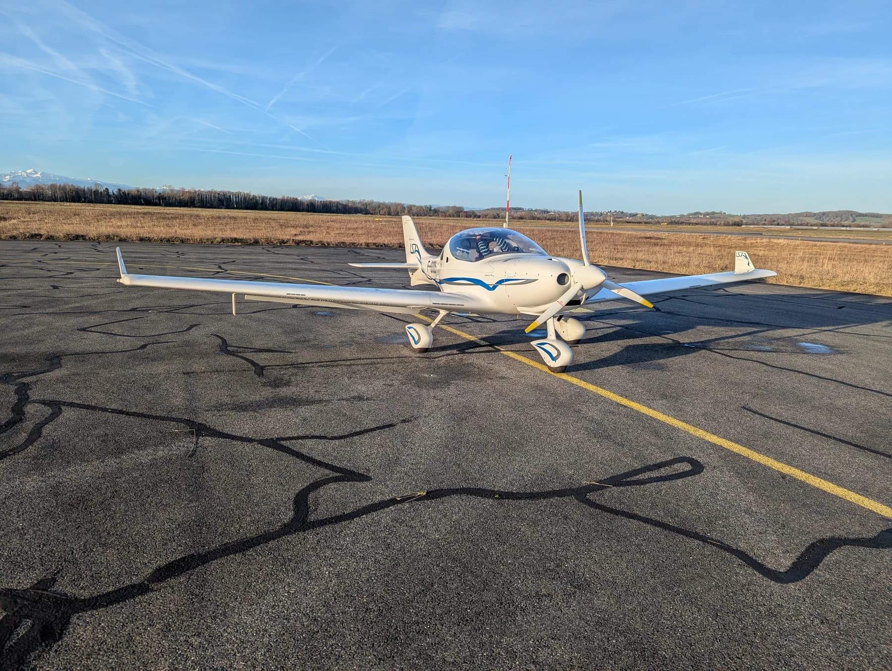 Dynamic WT9 LSA vu de trois quarts avant au soleil