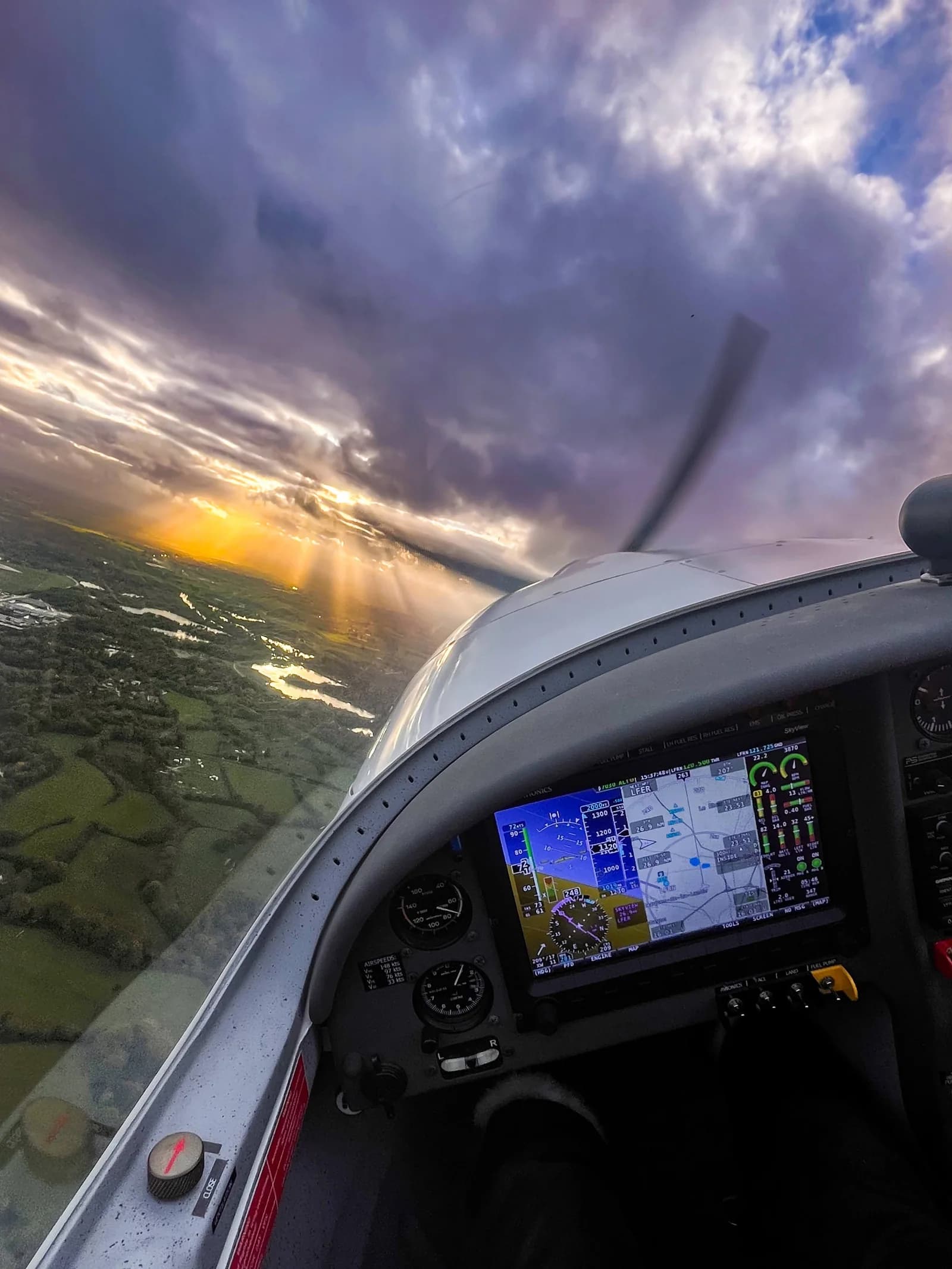 Cockpit du Dynamic WT9 sous un ciel de fin de journée