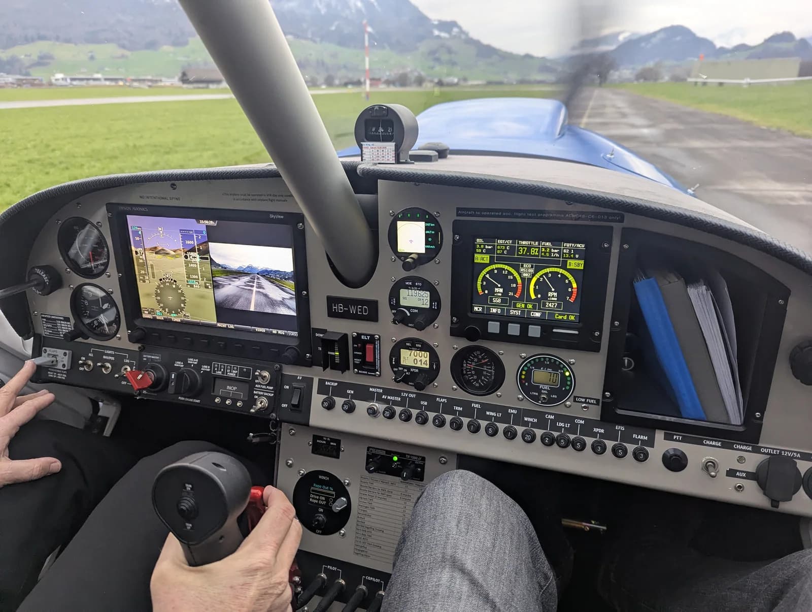 Cockpit du Lightwing AC4 en attente de départ sur la piste